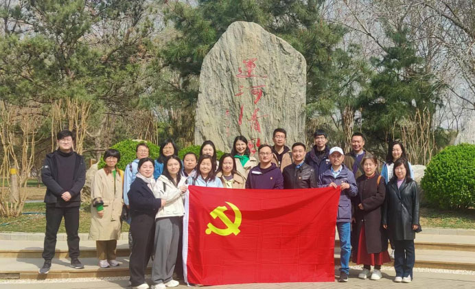 中職學(xué)院黨支部聯(lián)合改革發(fā)展處黨支部、社教部黨支部開展“傳承紅色血脈，涵養(yǎng)廉政清風(fēng)”主題黨日活動
